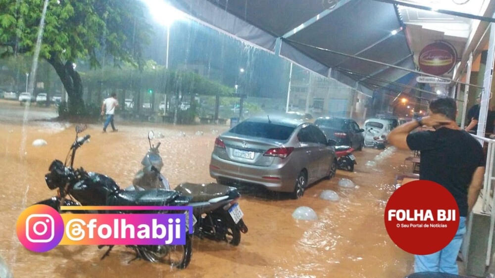 Praça Governador Portela fica alagada após chuva forte — Foto/crédito: Henrique Rodrigues