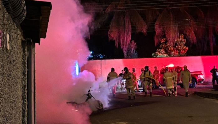 quatro-motos-incendiadas