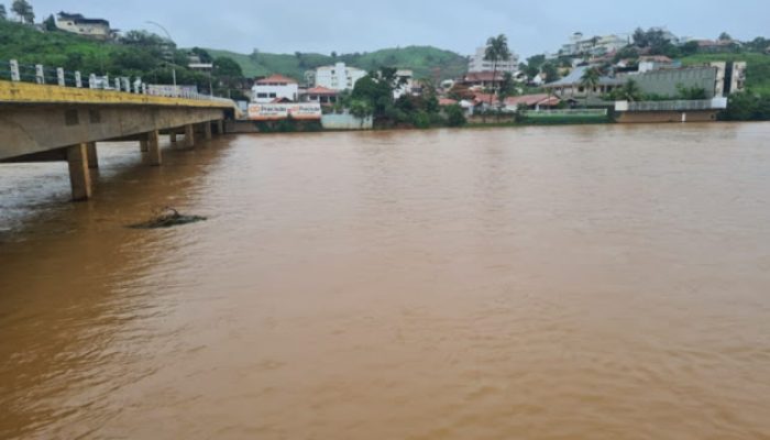 Rio Muriaé sobe e atinge cota de alerta